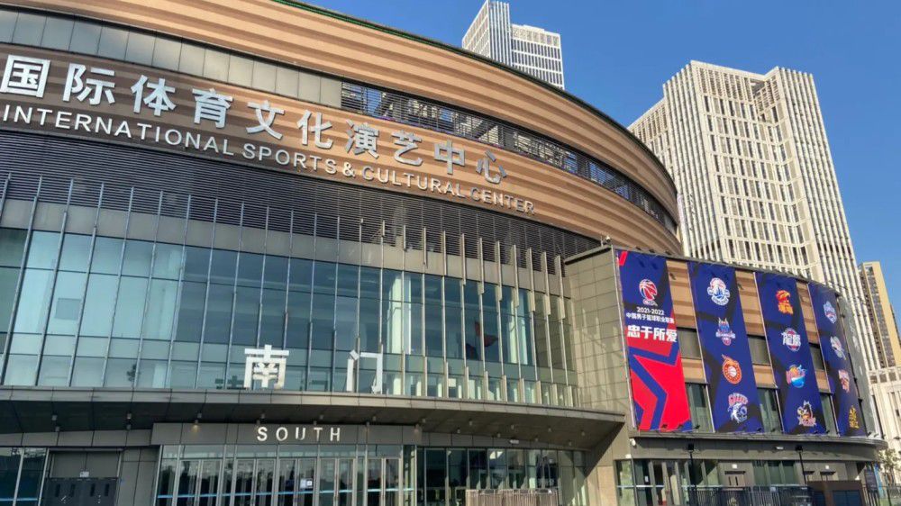 照片中，艾玛;斯通身着浅色连衣裙，脚踩黑色厚底鞋，格子袜搭配，造型喜感可爱